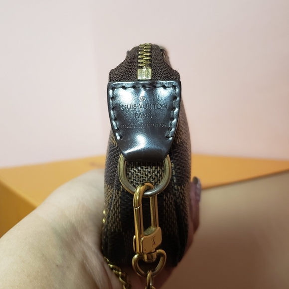 5️⃣5️⃣0️⃣Auth ltd e mini pochette Accessoires - Picture 3 of 15